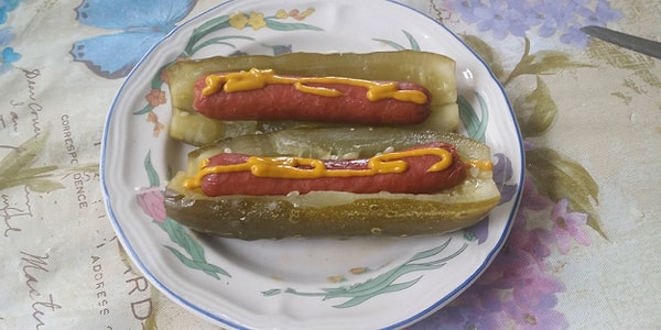 8. Хот-дог из сосиски и соленого огурца
