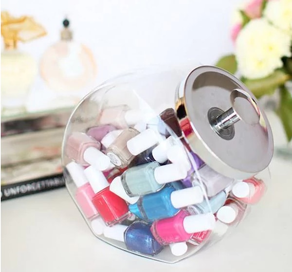 1. Пустая банка для конфет - отличный способ хранить лаки