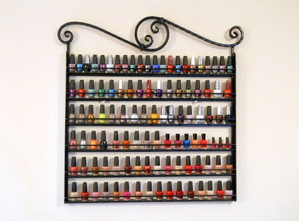 2. Вместо скучных полочек лаки можно хранить в такой красивой раме