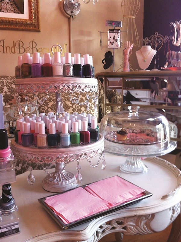 12. Если вы обожаете гламур, приобретите подставку для капейков и используйте ее для хранения лаков