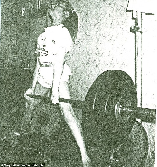 3. Родители быстро распознали в ней талант, и уже в возрасте семи лет Варя принимала участие в соревнованиях по пауэрлифтингу.