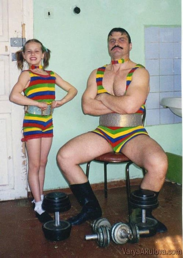 6. На этом фото вы можете видеть их обоих в форме артистов цирка.