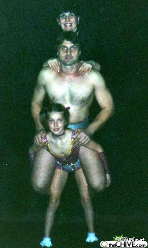 7. К 12 годам Варя могла поднимать уже более 270 кг, что равняется весу четырех взрослых мужчин. На этом фото она поднимает своих маму и папу.