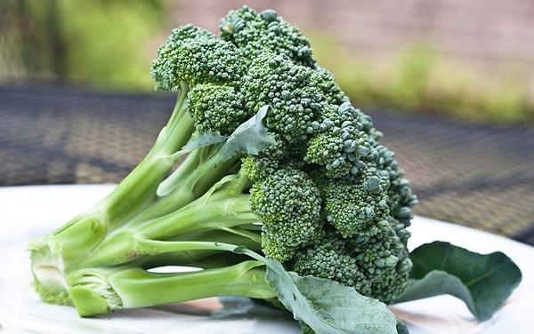 6. Yeşil olan tüm sebzeler size yararlıdır ancak brokolinin yeri ayrı!