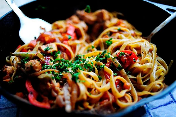 4. Спагетти с курицей и овощами