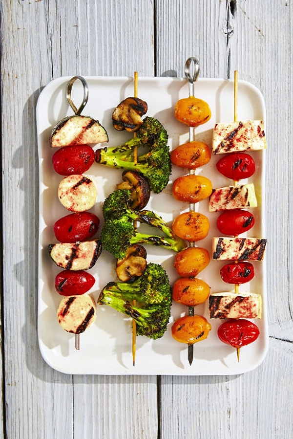 2. Добавьте яркости вашему обеденному столу! Шашлычки с брокколи, помидорами и сыром: