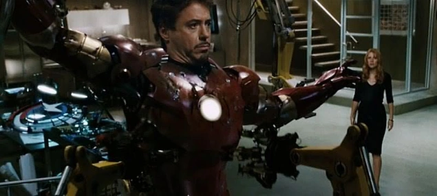 Pepper'ın Tony'nin yanına geldiği bu sahnede, arkada Kaptan Amerika'nın zırhı rahatlıkla görülebiliyor.