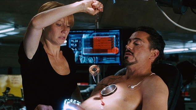 Tony'nin göğsündeki ark reaktörünün değiştirildiği bu sahne, protez bir göğüs ile çekilmiş. Robert Downey Jr.'ın tek yaptığı şey, ona dayanarak bir sandelyede oturmakmış.