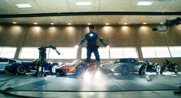 10. Bu garaj sahnesinde arkada duran Tesla Roadster, filmin çıktığı dönem henüz satışa çıkarılmamıştı.
