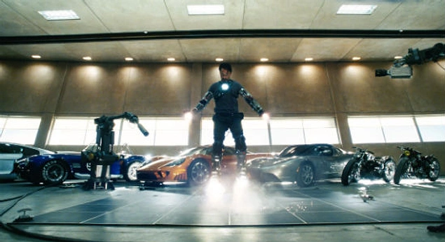 Bu garaj sahnesinde arkada duran Tesla Roadster, filmin çıktığı dönem henüz satışa çıkarılmamıştı.