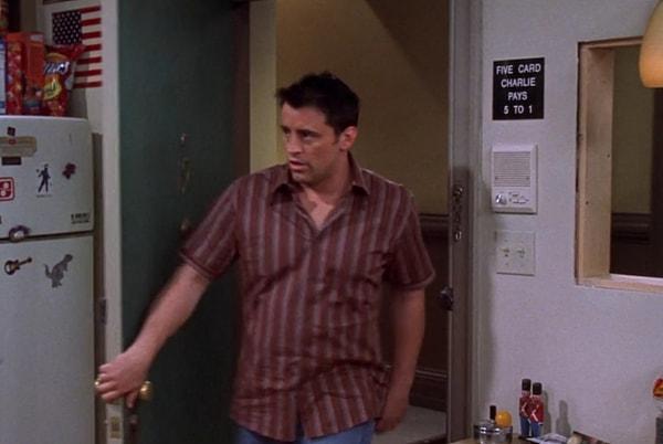 10. sezonda bulunan bu sahnede, Joey'un duvarının üzerinde kocaman bir delik görünüyor.