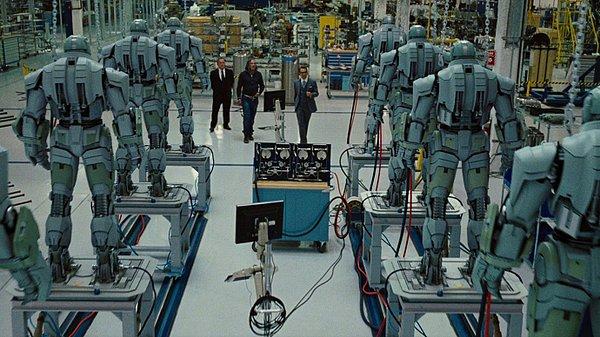 17. Justin Hammer'ın fabrikasında geçen sahneler, Elon Musk'ın şirketi olan Space X fabrikasında çekildi. Arkada dolaşanlar da Space X çalışanları.
