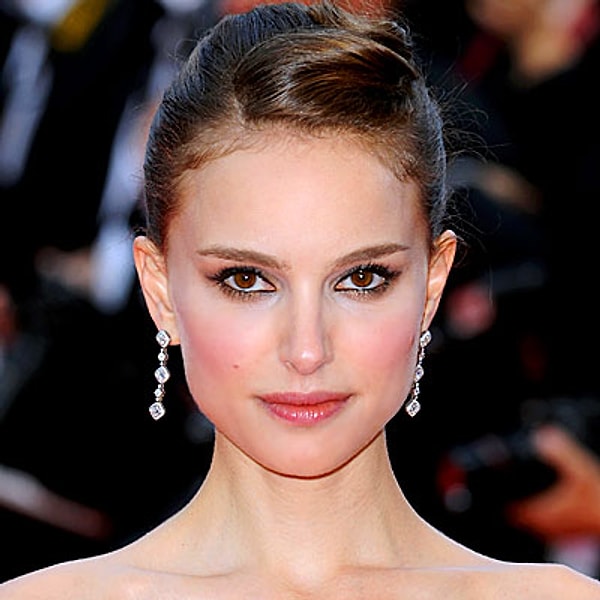 11. По бровям можно определить характер человека. Считается, что изогнутые брови имеют эмоциональные, наивные и легко внушаемые люди, а прямые – более практичные и отличающиеся техническим складом ума.