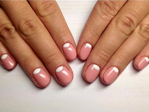 1. Лунный маникюр