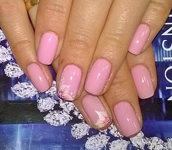 8. Розовый маникюр с цветочным рисунком