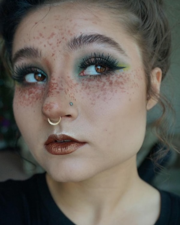 6. А вот и более скромный вариант неонового макияжа