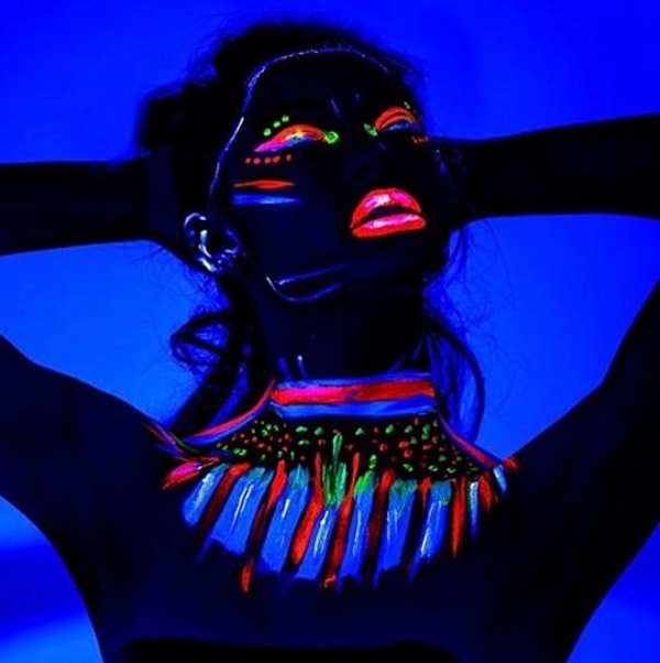 А что вы думаете о таком смелом неоновом макияже? Решились бы попробовать?