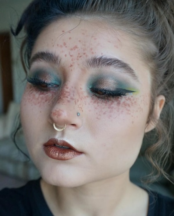 6. А вот и более скромный вариант неонового макияжа