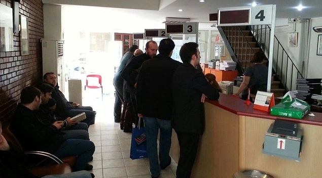 İzmir Valiliği Erişilebilirlik İzleme ve Denetleme Komisyonu'nun incelemesi sonucu, İzmir 16. Noteri'nin hizmet verdiği iş yerinin erişilebilirlik açısından eksikleri olduğu tespit edildi.