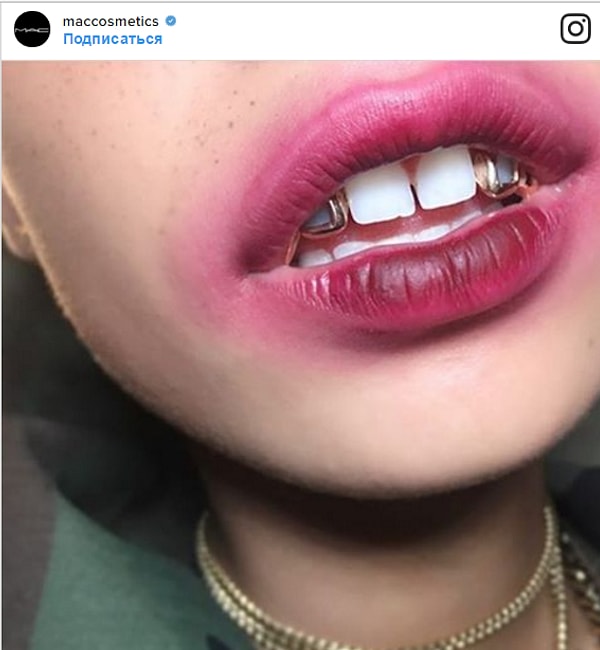 2. Разводы от помады вокруг губ призваны сымитировать вид макияжа после того, как девушка пососала леденец.