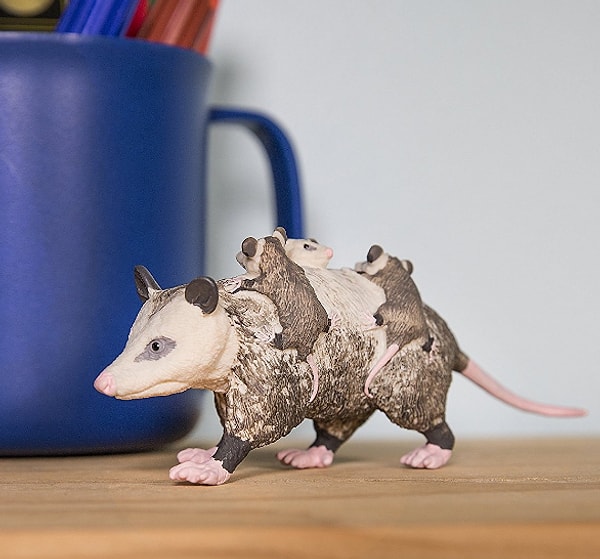 7. Поставили бы вы эту статуэтку с опоссумами на свой рабочий стол?