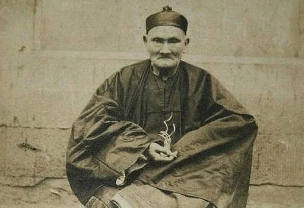 Üstelik iddiaya göre, 1877 yılında Li Ching-Yuen'in 200. yaş gününü ulaştığını gösteren belgelere de ulaşıldı.