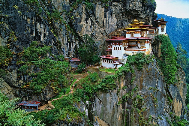 Yaşadığı bölgedeki efsanelere göre, Li çocukluğunda okuma yazma öğrenmişti ve henüz 10 yaşındayken Kansu, Shansi, Tibet, Annam, Siam ve Mançurya’yı bitki toplamak adına gezdi.