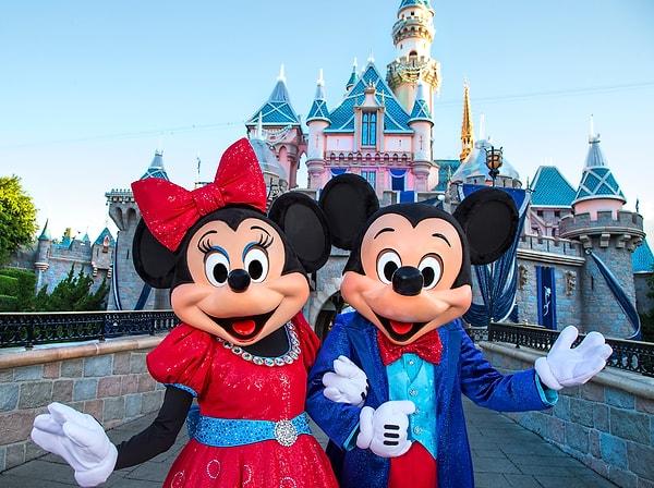 11. Paris’teki Disneyland’de çalışan bir restoran müdürü intihar etti ve öncesinde restoranın duvarına şu sözleri kazıdı: "Je ne veux pas retourner chez Mickey.”
