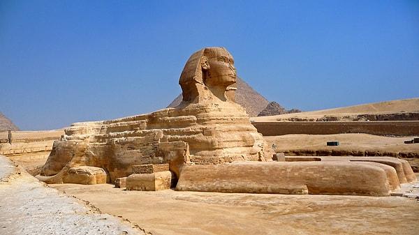 15. 1798’de Napoleon Mısır’a geldiğinde Sfenks boynuna kadar kuma gömülüydü.