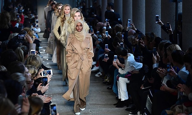 19 yaşındaki modelin asıl çıkışı Kanye West'in Yeezy defilesinde podyumda yürümesi ile oldu.