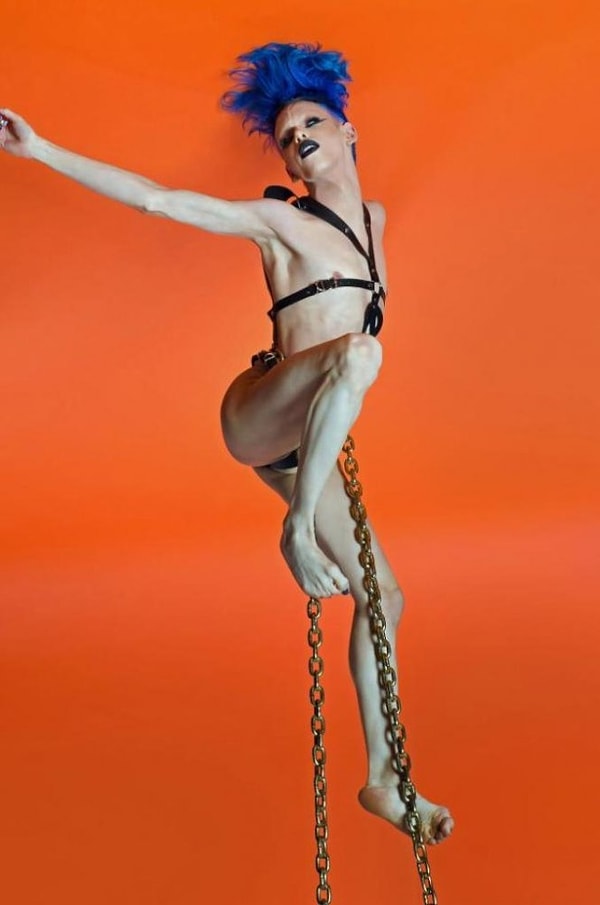 3. Этот молодой человек утверждает, что не является ни мужчиной, ни женщиной, а его экстремальный внешний вид - отражение того, каким он ощущает себя изнутри