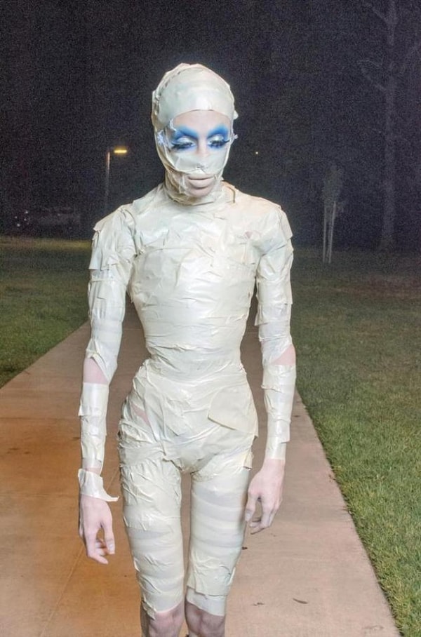 5. Винни считает, что он уже весьма неплохо справился с задачей и стал похож на марсианина благодаря большой голове, а также отсутствию бровей