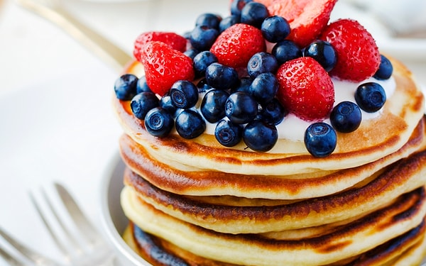 5. Виктория Лопырева – блинчики со сгущенным молоком и ягодами