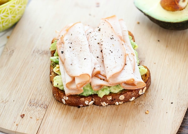 2. Опра – тост с авокадо и индейкой