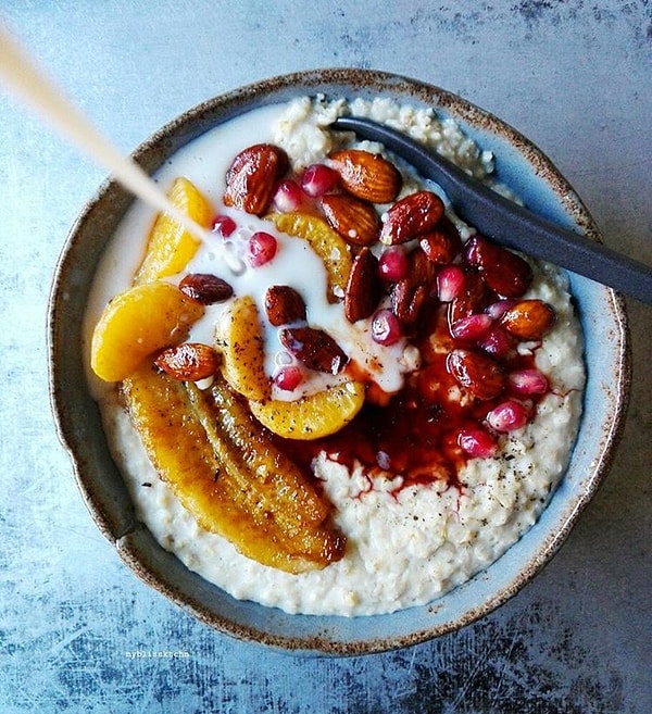 7. Сергей Лазарев – овсяная каша с фруктами и ягодами и бутерброды с семгой