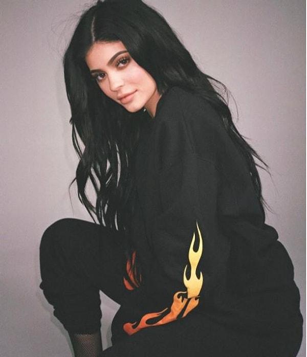 Kylie Jenner, ne iş yaptığını bilmek istemeyenlere inat makyaj markasının yanına bir de giysi ve aksesuar markası ekledi.