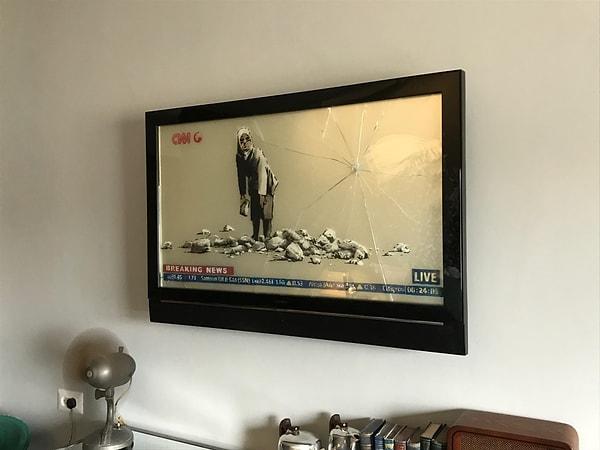 Banksy'nin çalışmaları ile donatılmış otelde televizyon dahi bir sanat eserine dönüşmüş