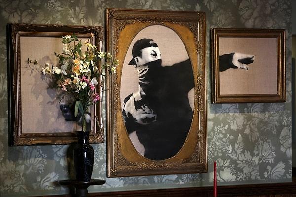 Banksy'nin bilindik işlerinden 'Rage, Flower Thrower' da otelin lobisinde kendine yer buluyor