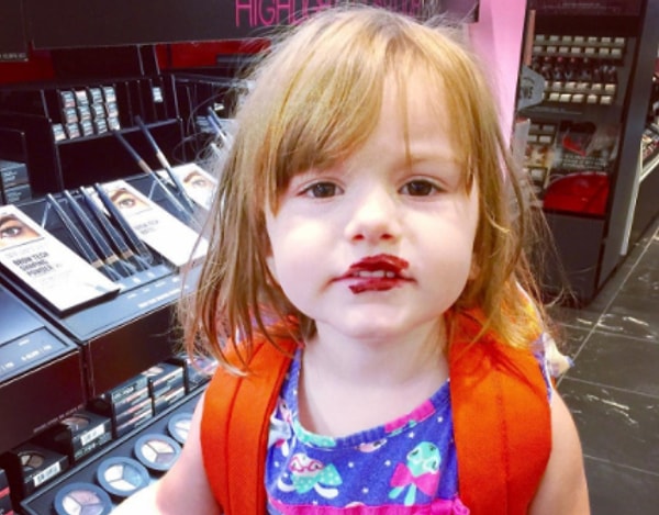 1. Когда ты красишь губы еле заметной помадой, а это бывает редко, все вокруг, словно сговорившись, начинают говорить, как же тебе идет, и насколько ты преобразилась.