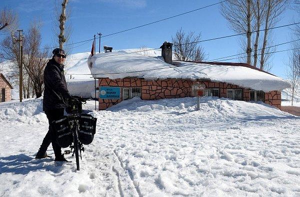 'Bitlis'te bu yıl kış çetin geçti. Bazı köylerde hala kar var. Bu yüzden köyün girişinde bisikletten inerek, yaya olarak kitapları götürüyorum.'