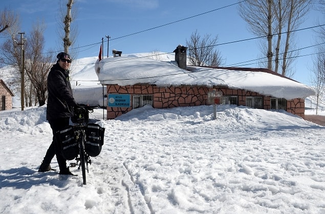 'Bitlis'te bu yıl kış çetin geçti. Bazı köylerde hala kar var. Bu yüzden köyün girişinde bisikletten inerek, yaya olarak kitapları götürüyorum.'