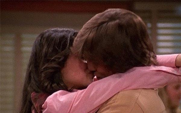 2. Mila'nın hayatındaki ilk öpücüğü gelecekteki kocası Ashton ileydi. Hatta beraber oynadıkları 'That 70's Show'da.