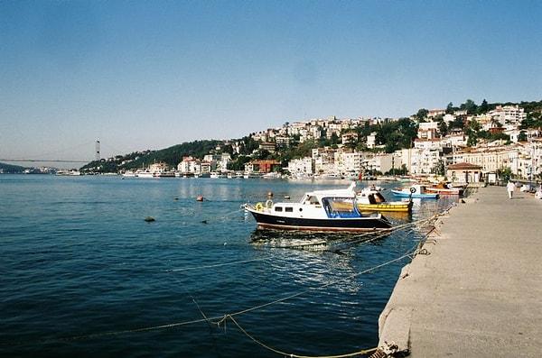 1. Havalar ısınınca her İstanbullunun aklına gelen ilk yer İstanbul Boğazı’ndaki sahil şerididir. Bir yanınızda güzel deniz, diğer yanınızda yalılar, köşkler, hava da güzel olunca daha ne olsun!