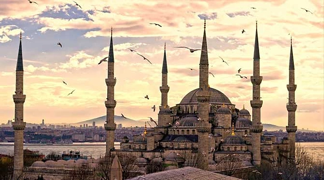 Eski İstanbul’u gezmek için de en güzel zaman bahar. Hem üşümeden hem de sıcaktan bunalmadan Sultan Ahmet Meydanı’nı gezmek, biraz da turist olmak için en güzel havalar bunlar.