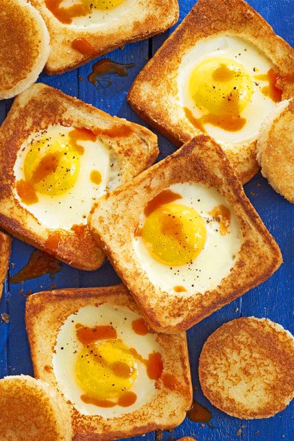 1. Tost ekmeklerinden göz doldurucu bir kahvaltı hazırlayın.