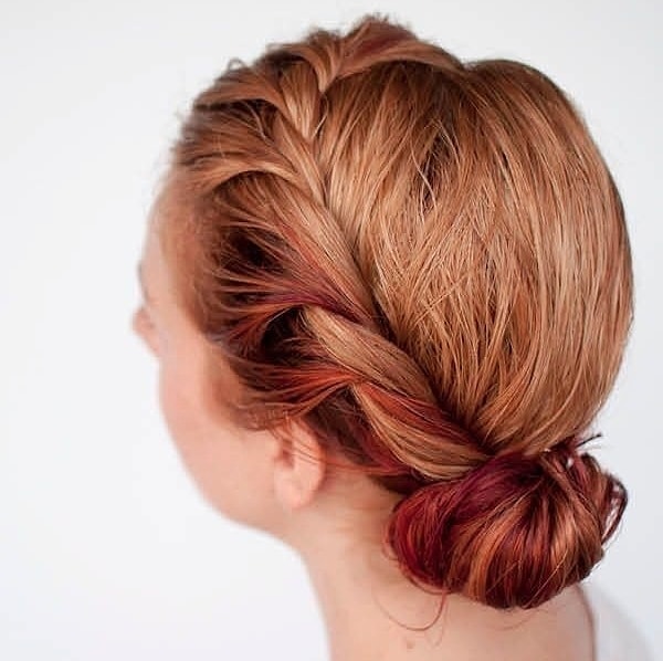 2. Если вы сильно торопитесь, и у вас даже нет возможности до конца высушить волосы - не беда! Просто заплетите косу около лица и закрепите ее в пучок у шеи.