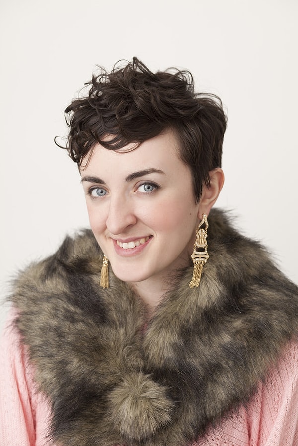 5. Для коротких волос идеальным вариантом будет просто немного подкрутить волосы плойкой и зафиксировать лаком.