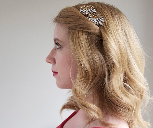 6. Если у вас волосы до плеч, то вам идеально подойдет винтажный стиль. Подкрутите немного волосы плойкой, расчешите, добавьте винтажную заколку, и образ готов.