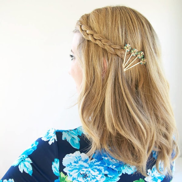 8. Не хотите убирать всю длину в прическу, но не любите когда волосы лезут на глаза? Просто заплетите косу около лица и закрепите ее с помощью нежных невидимок.