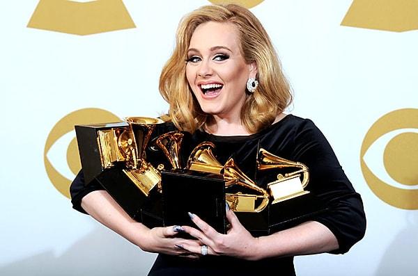 Öyle ki, Grammy ödüllerini silip süpürdü başarılı sanatçı ama hepimiz bu yalnız kadının artık gönlüne göre birini bulmasını istiyorduk.